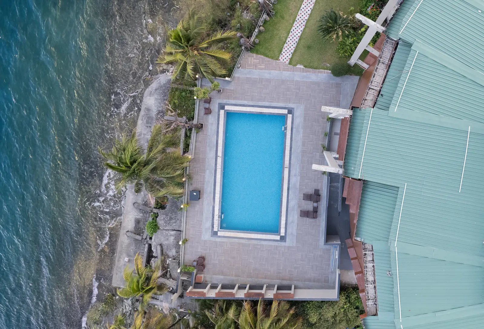 A bird's-eye view of the swimming pool deck at Sinclairs Bayview